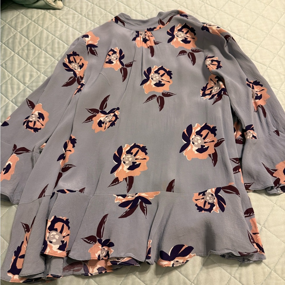 Chic Floral Blouse in Gray and Pink